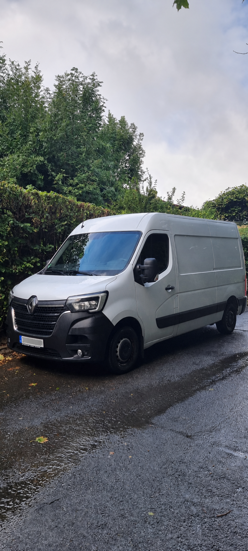 Naše dodávka Renault Master L2H2; fotografie s digitálně odstraněným žlutým polepem