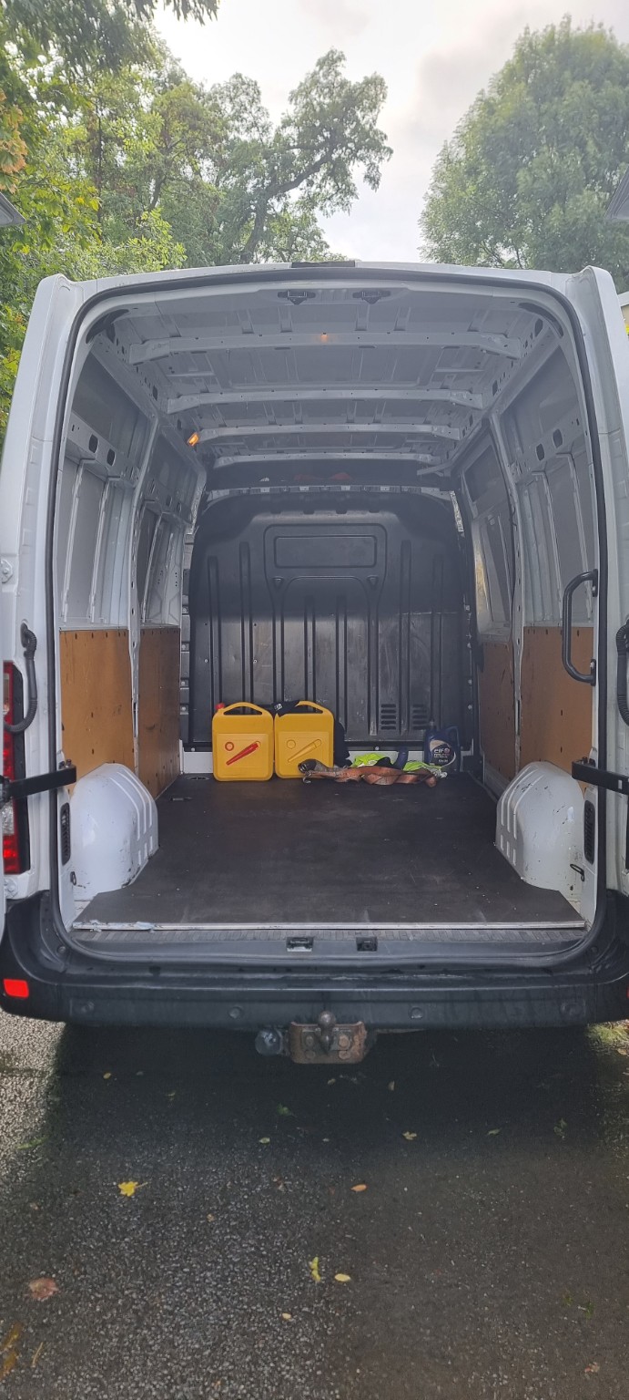 Skutečný Renault Master s otevřenými zadními dveřmi, podlahou a podběhy